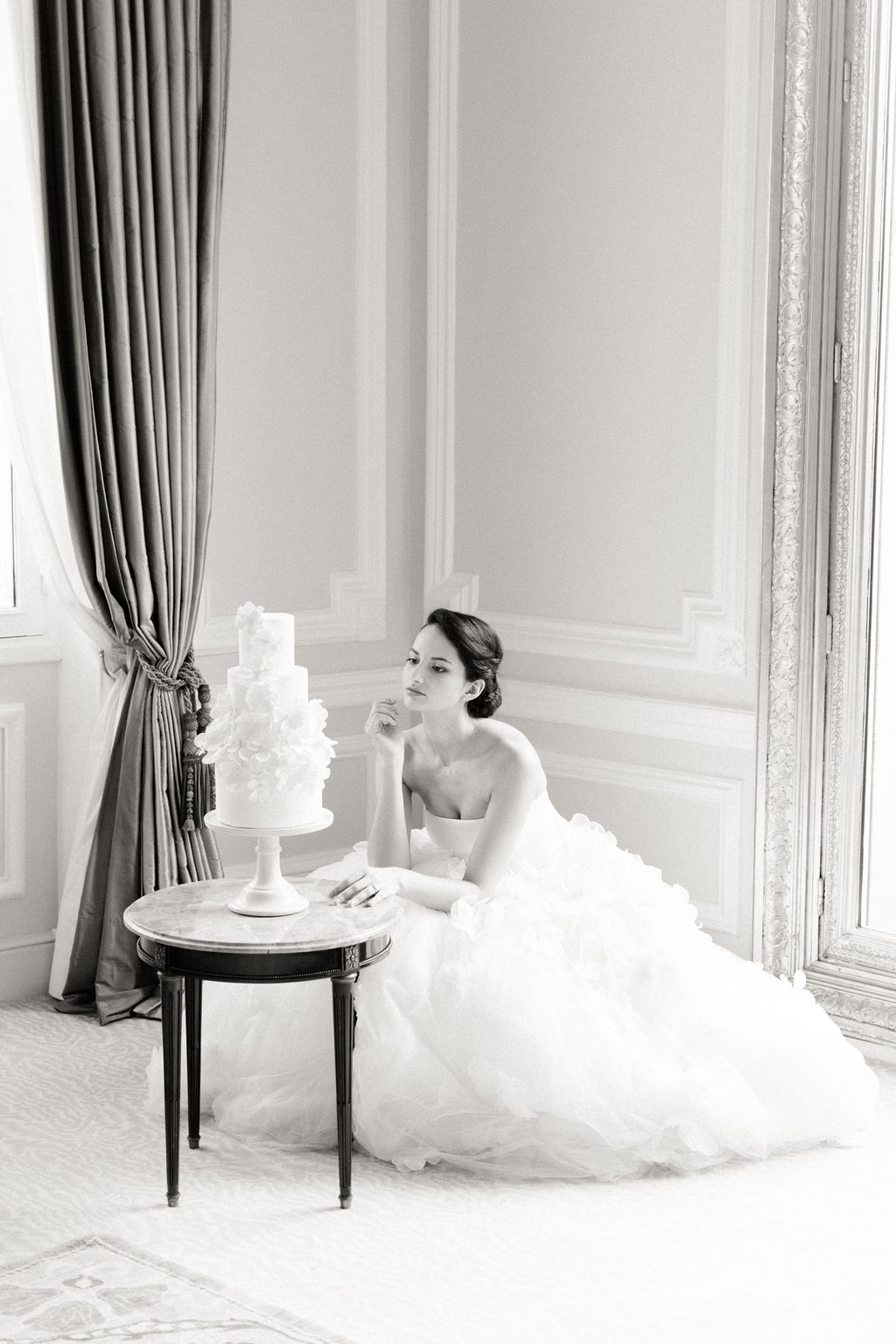 Une mariée regarde un wedding cake